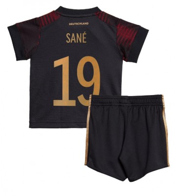 Tyskland Leroy Sane #19 Borta Kläder Barn VM 2022 Kortärmad (+ Korta byxor)